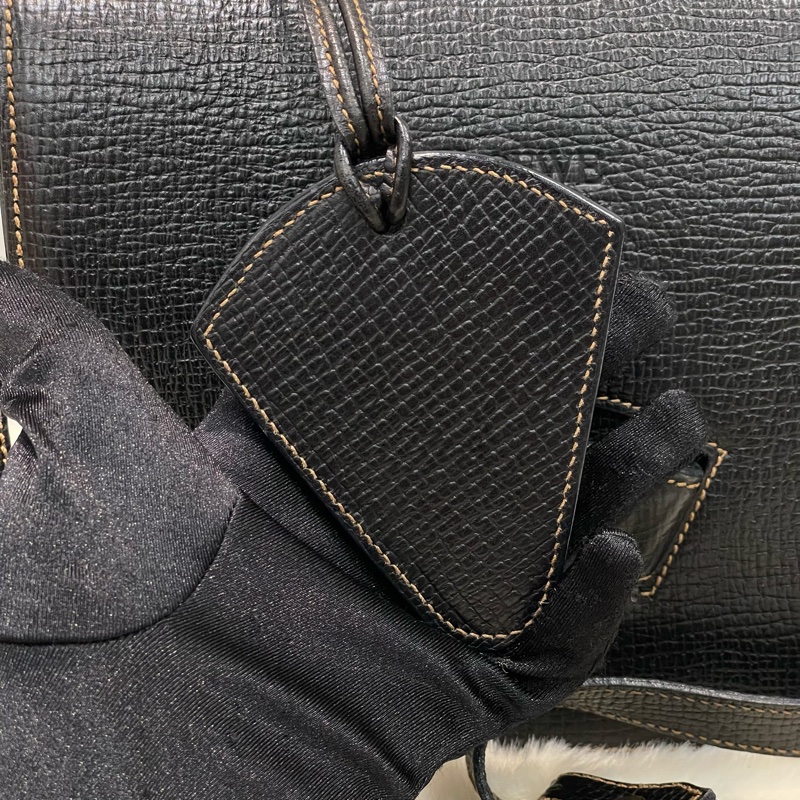 Loewe 中古黑色牛皮三角形封扣手提斜背包XC006-24