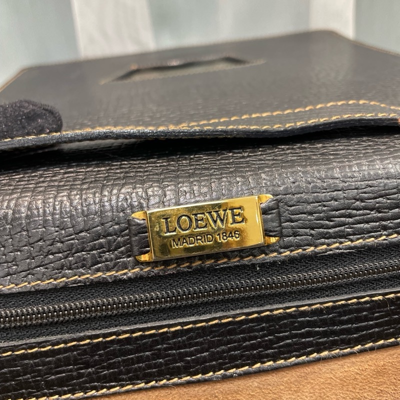 Loewe 中古黑色牛皮三角形封扣手提斜背包XC006-34