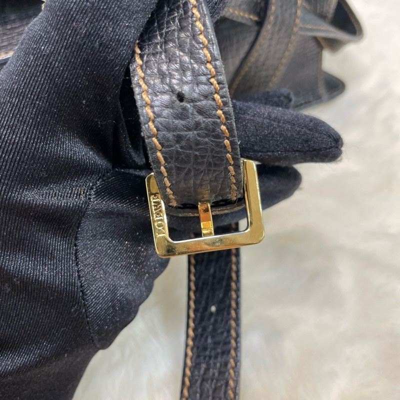 Loewe 中古黑色牛皮三角形封扣手提斜背包XC006-39