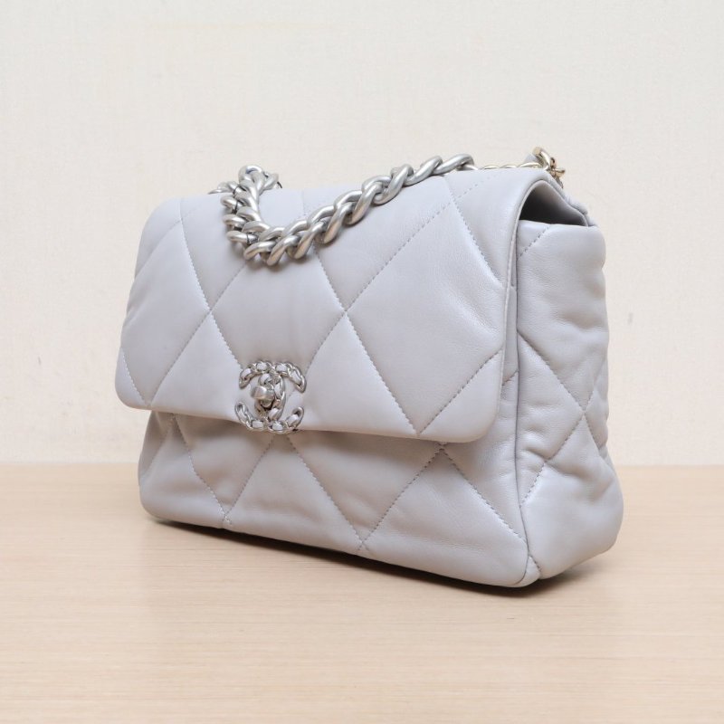 CHANEL 19BAG口蓋包中號30灰色羊皮晶片開金銀扣肩背包-4