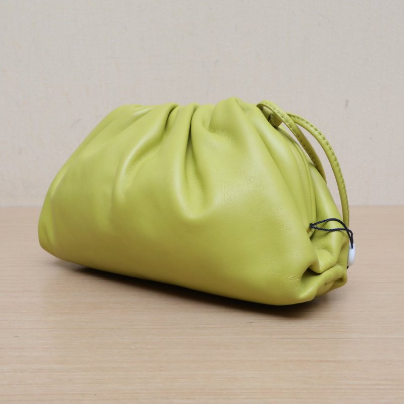 BOTTEGA VENETA Pouch雲朵包Mini22淺綠色牛皮肩背包-3