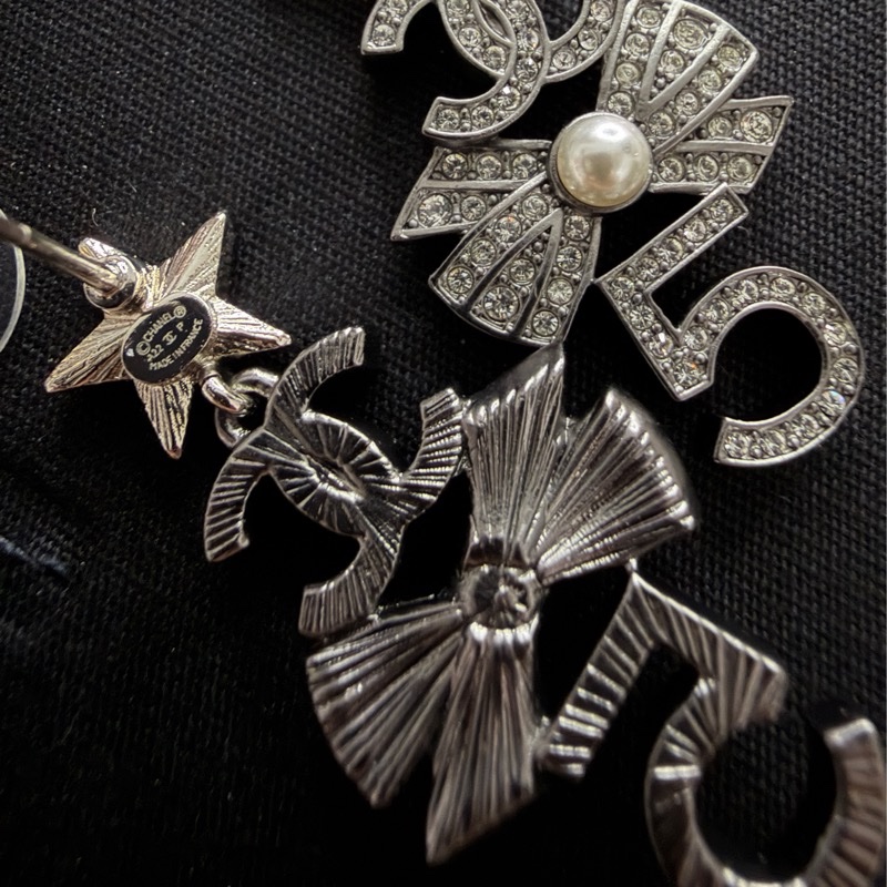 Chanel 22P 黑銀5號蝴蝶星星雙C耳環-7