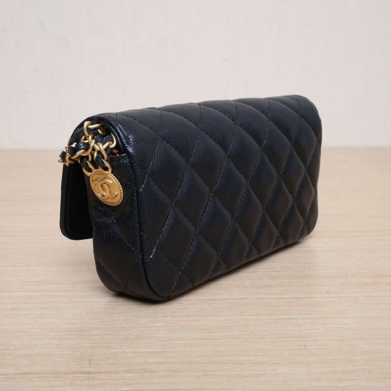 CHANEL 22ACFWOC18黑色荔枝牛皮鐳射標金扣金幣雙皮穿鏈肩背包-4