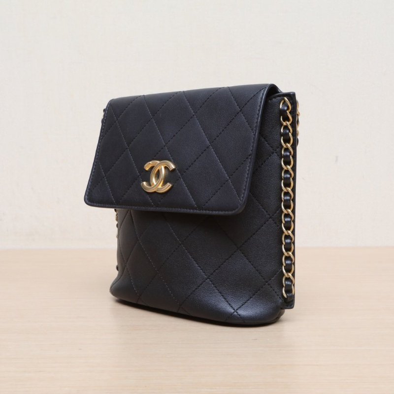 CHANEL 21CHOBO小流浪黑色牛皮31開金扣肩背包-3