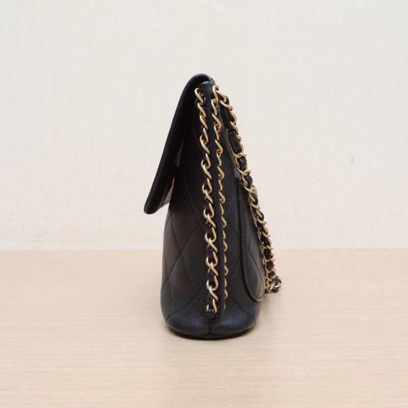 CHANEL 21CHOBO小流浪黑色牛皮31開金扣肩背包-4