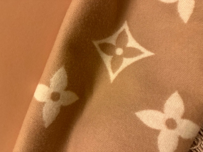 LV 奶茶色圍巾-2