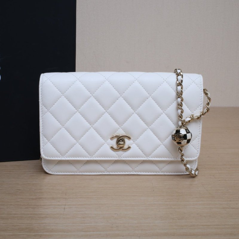 CHANEL CFWOC19白色羊皮晶片開金扣足球調節扣肩帶肩背包-0