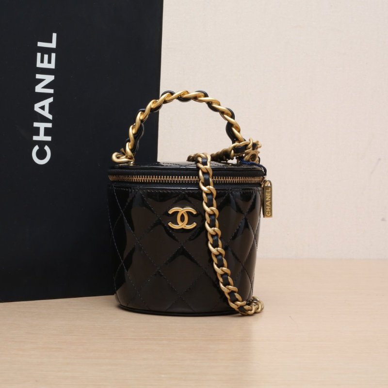 CHANEL 22A手提圓桶化妝包帶鏡子10黑色漆皮鐳射標金扣金屬皮穿手柄肩背包-0