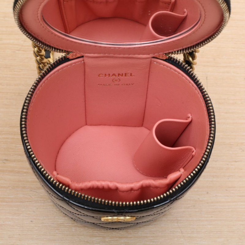CHANEL 22A手提圓桶化妝包帶鏡子10黑色漆皮鐳射標金扣金屬皮穿手柄肩背包-2