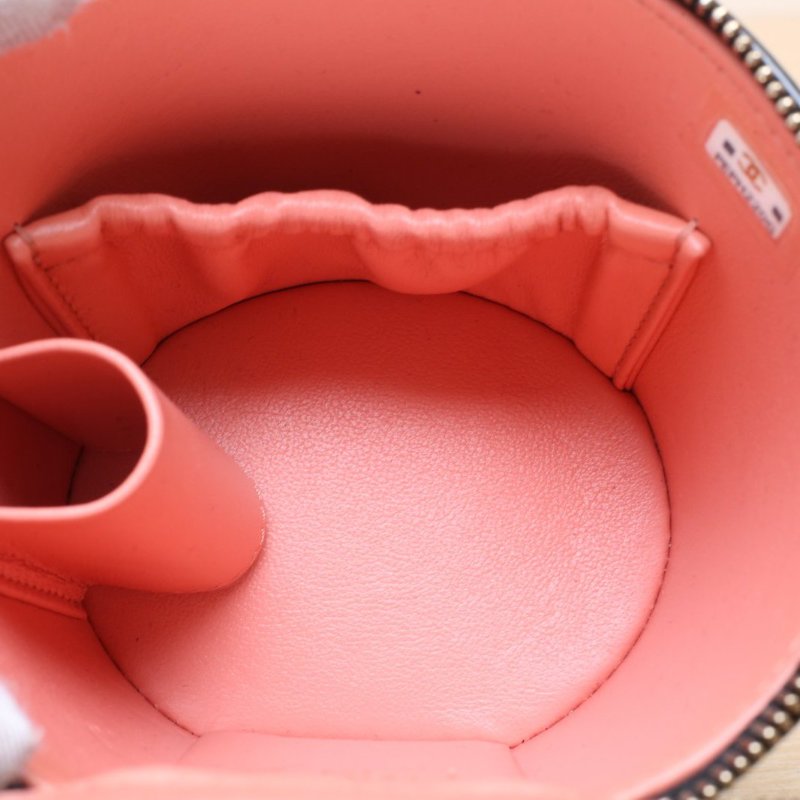 CHANEL 22A手提圓桶化妝包帶鏡子10黑色漆皮鐳射標金扣金屬皮穿手柄肩背包-3