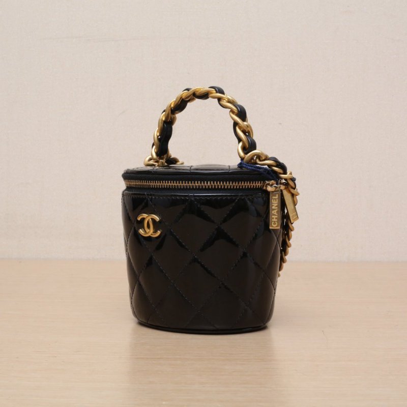 CHANEL 22A手提圓桶化妝包帶鏡子10黑色漆皮鐳射標金扣金屬皮穿手柄肩背包-4