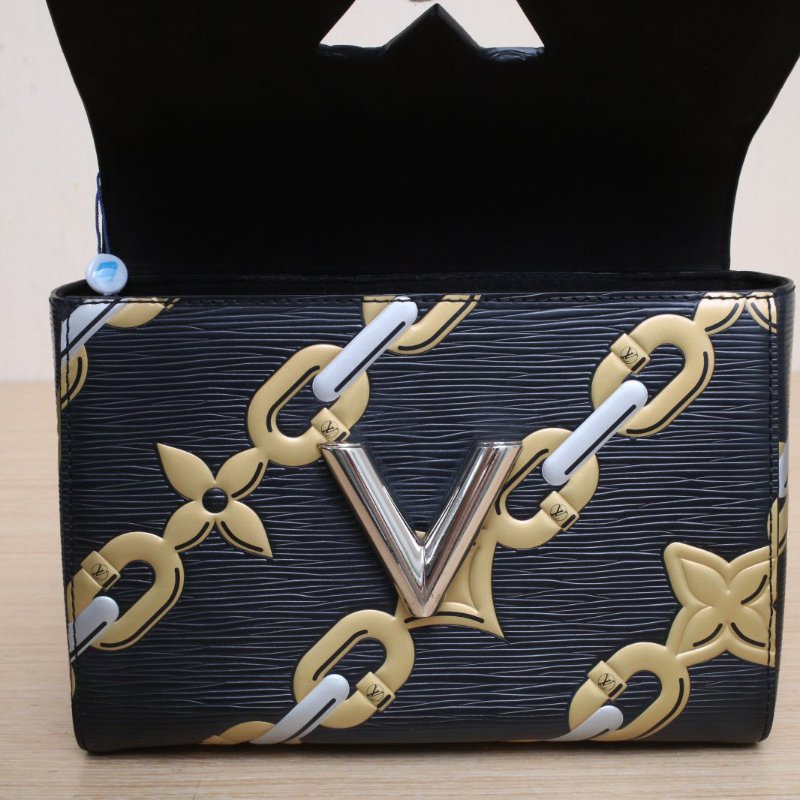 LOUIS VUITTON TWIST中號23黑色EPI水波紋牛皮銀扣2015限量款鏈條圖案肩背包-2