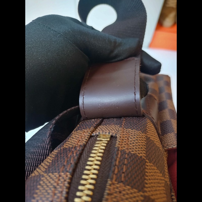 LV 咖格上開書包-22