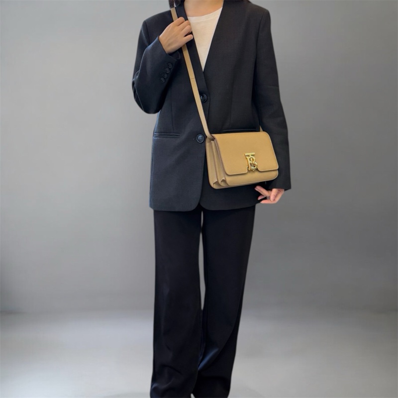 BURBERRY奶茶色粒面牛皮TB金釦雙層風琴包8020641-3