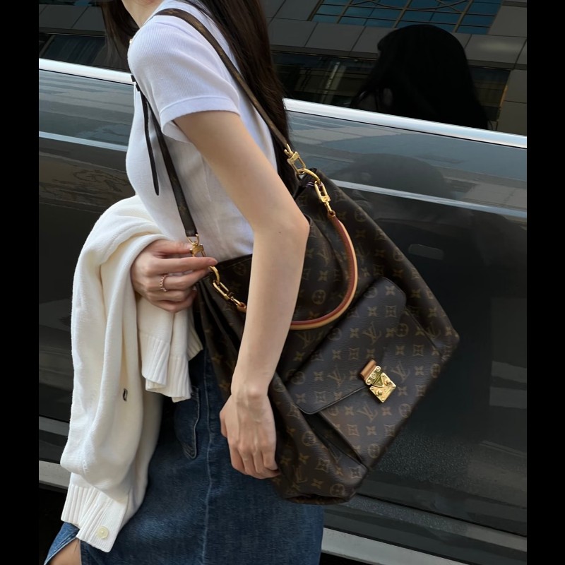 LV metis 泫雅同款hobo傳統老花大肩側包-19