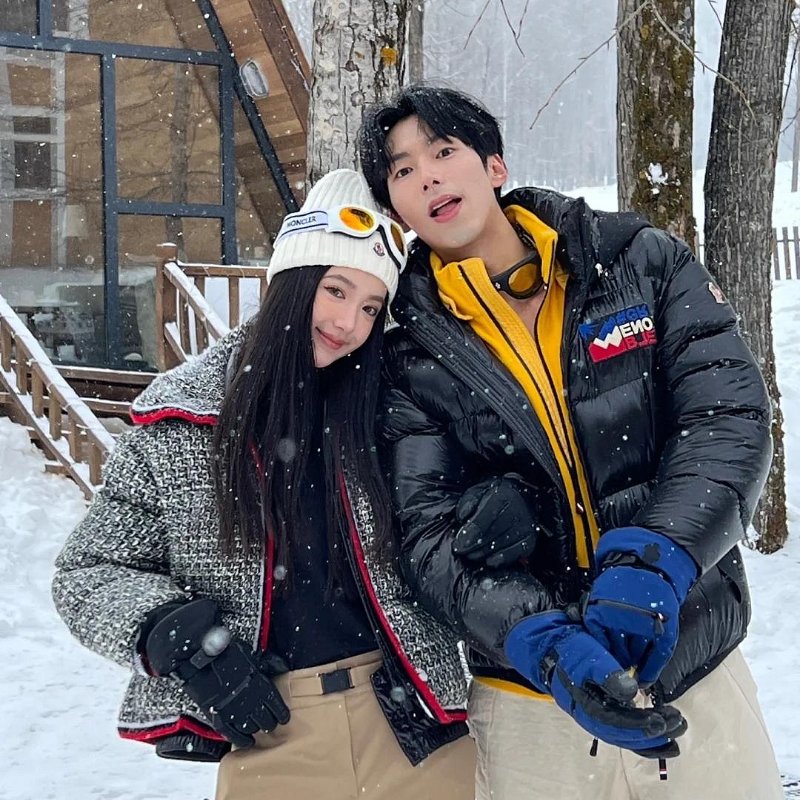 💎Han's house精品服飾💎moncler Marcassin 滑雪系列 高機能 防水 羽絨 連帽 外套 可手水洗 現貨 M ~ L 原價61000-3