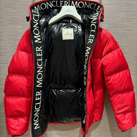 💎Han's house精品服飾💎MONCLER Montcla 立體刺繡字 防水 羽絨 連帽 外套 紅 原價72000
