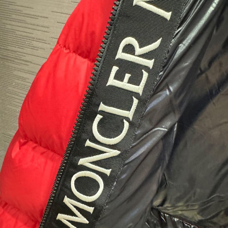 💎Han's house精品服飾💎MONCLER Montcla 立體刺繡字 防水 羽絨 連帽 外套 紅  原價72000-4
