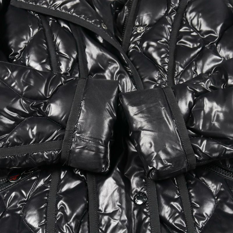 MONCLER LONTRE 尼龍黑色羽絨外套（二手女款）-9