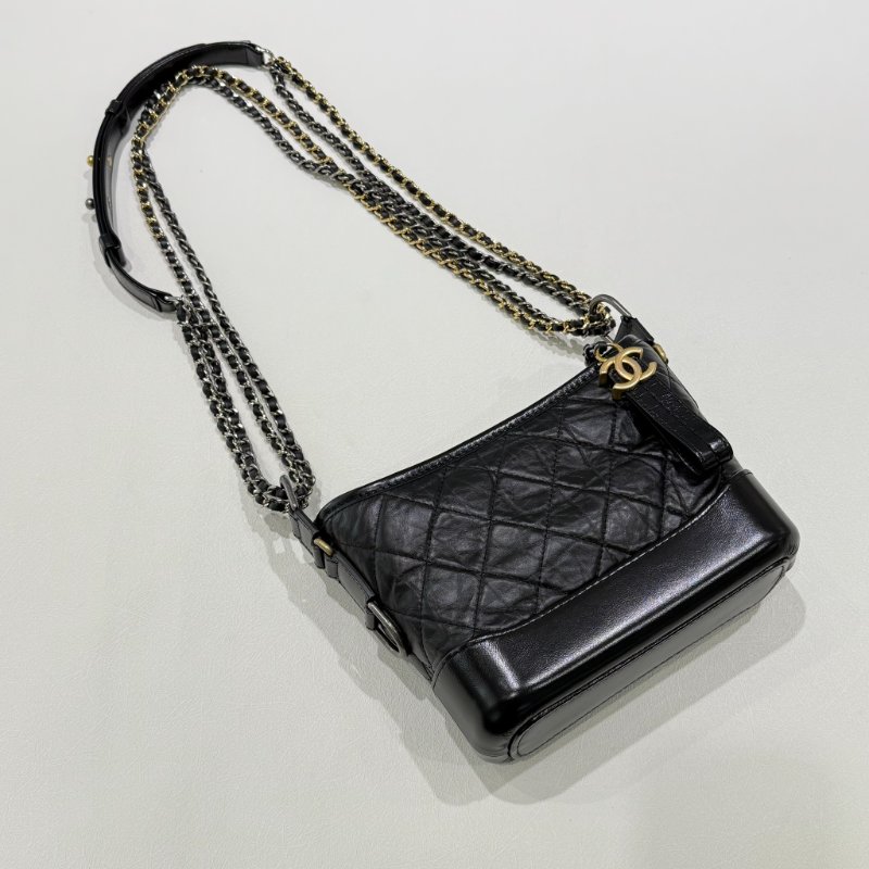 CHANEL - 黑色金釦菱格揉製牛皮流浪包/小號-0