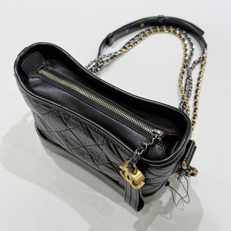 CHANEL - 黑色金釦菱格揉製牛皮流浪包/小號-2