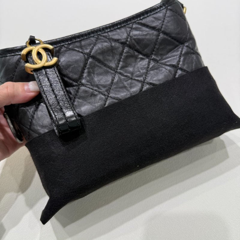 CHANEL - 黑色金釦菱格揉製牛皮流浪包/小號-4