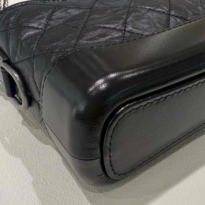 CHANEL - 黑色金釦菱格揉製牛皮流浪包/小號-5