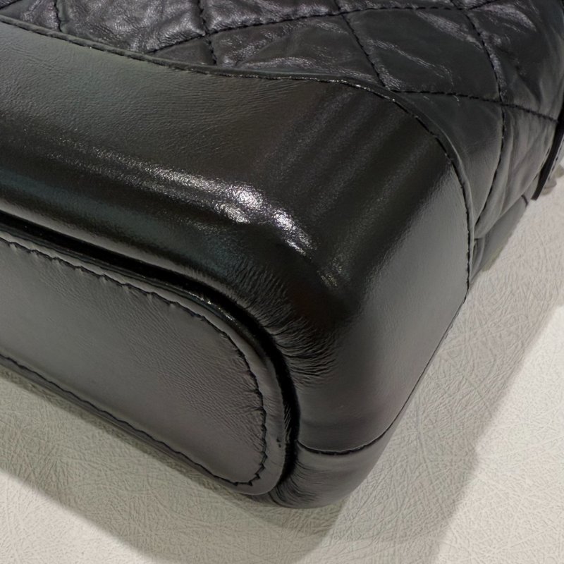 CHANEL - 黑色金釦菱格揉製牛皮流浪包/小號-6