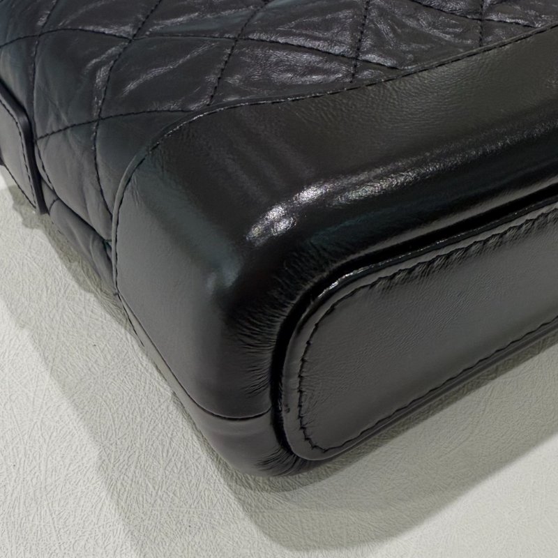 CHANEL - 黑色金釦菱格揉製牛皮流浪包/小號-7