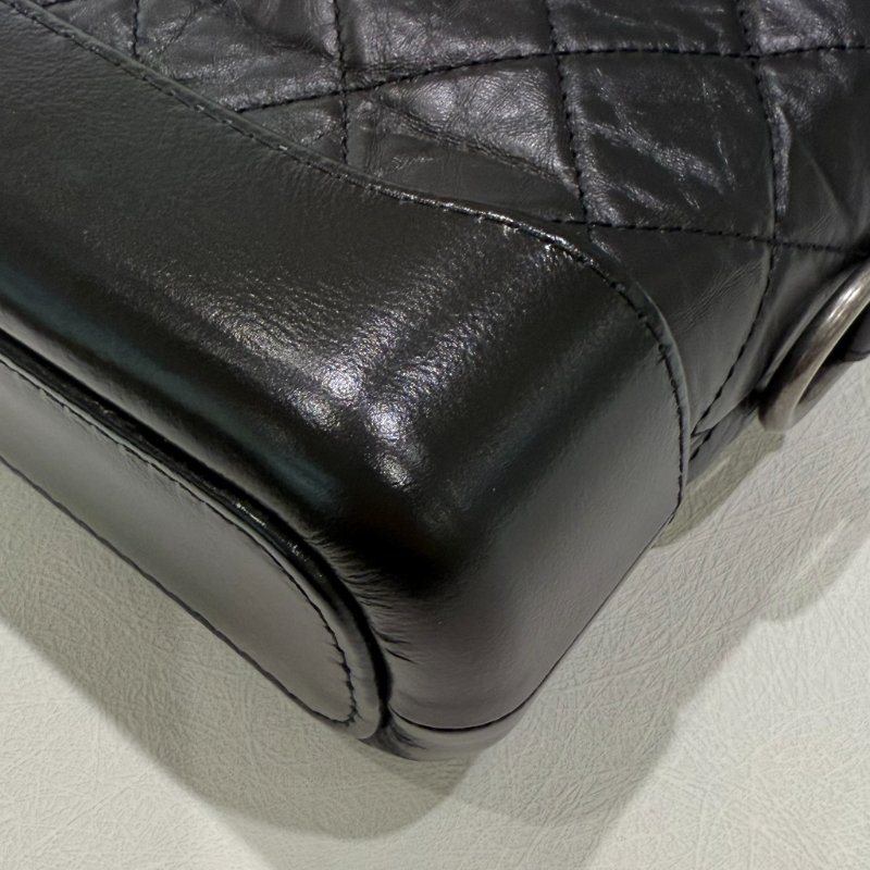 CHANEL - 黑色金釦菱格揉製牛皮流浪包/小號-8