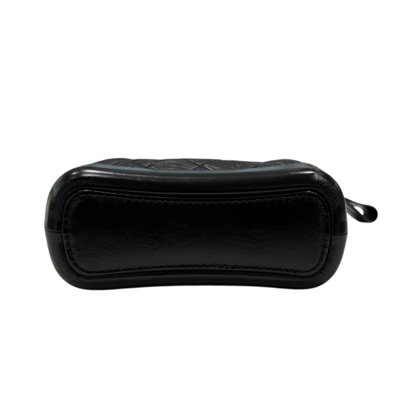 CHANEL - 黑色金釦菱格揉製牛皮流浪包/小號-9