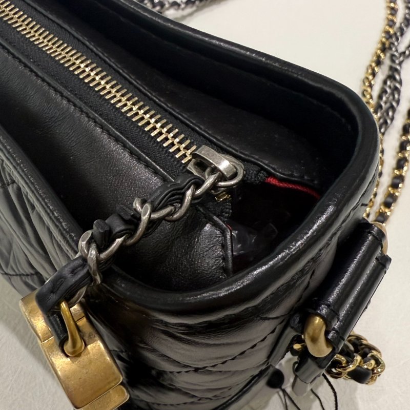 CHANEL - 黑色金釦菱格揉製牛皮流浪包/小號-10