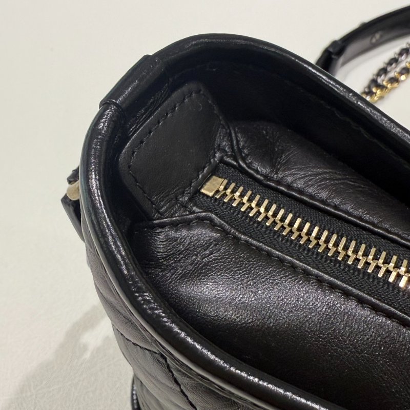 CHANEL - 黑色金釦菱格揉製牛皮流浪包/小號-11