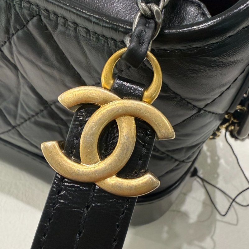 CHANEL - 黑色金釦菱格揉製牛皮流浪包/小號-12