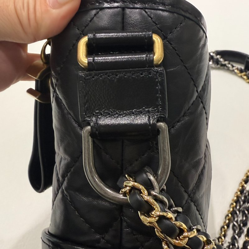 CHANEL - 黑色金釦菱格揉製牛皮流浪包/小號-13