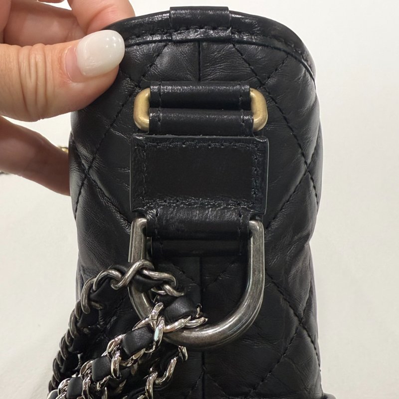 CHANEL - 黑色金釦菱格揉製牛皮流浪包/小號-14