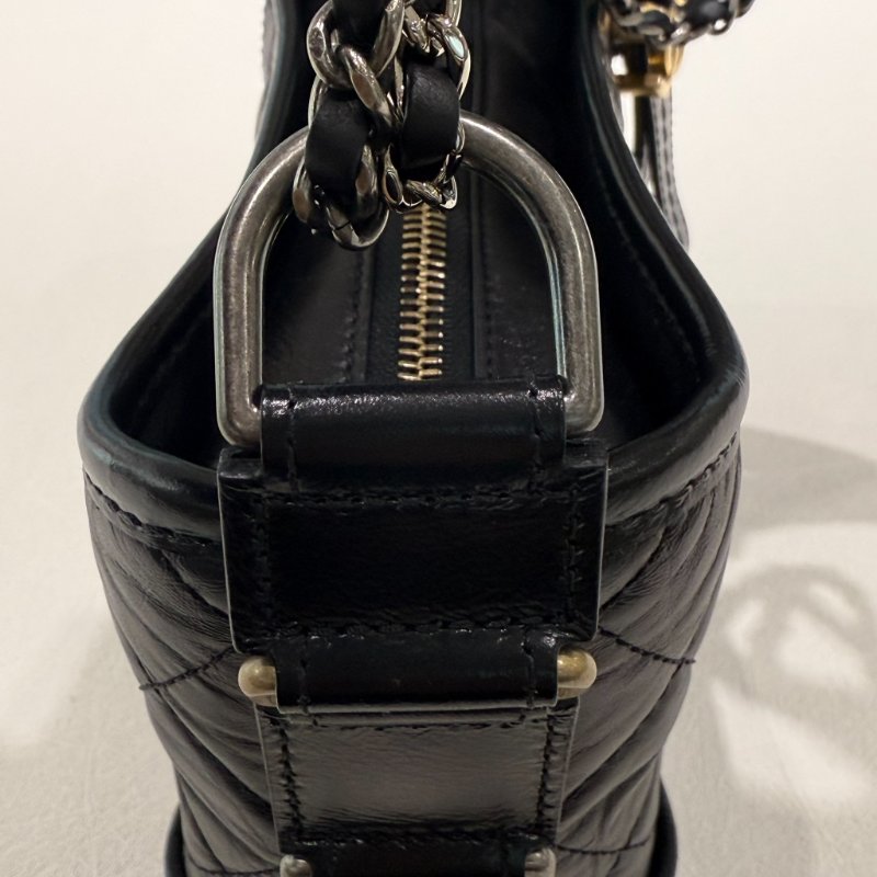 CHANEL - 黑色金釦菱格揉製牛皮流浪包/小號-15