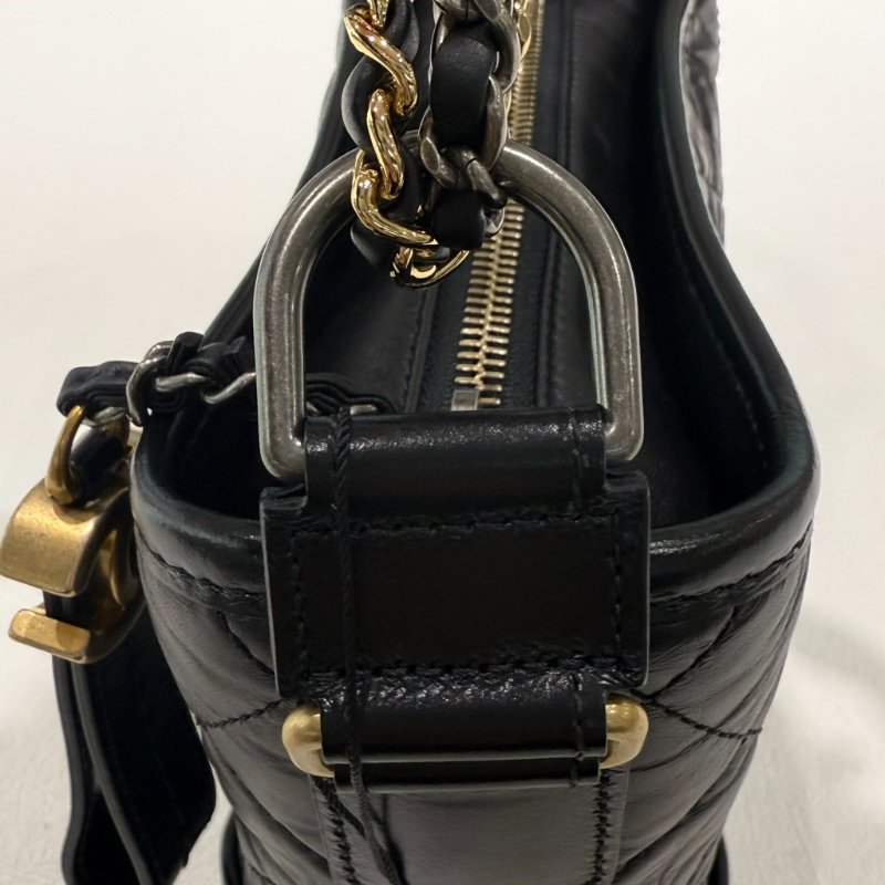 CHANEL - 黑色金釦菱格揉製牛皮流浪包/小號-16