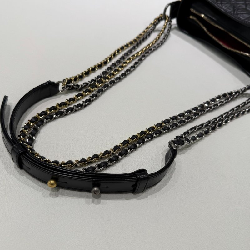 CHANEL - 黑色金釦菱格揉製牛皮流浪包/小號-19