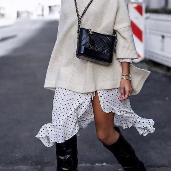 CHANEL - 黑色金釦菱格揉製牛皮流浪包╻小號-0