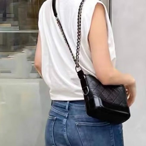 CHANEL - 黑色金釦菱格揉製牛皮流浪包╻小號-3