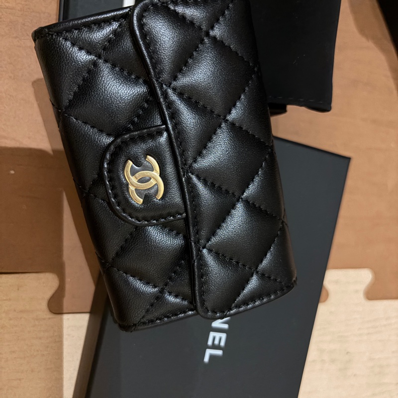 CHANEL - 經典口蓋卡片夾 小羊皮與金色金屬黑 全新-0