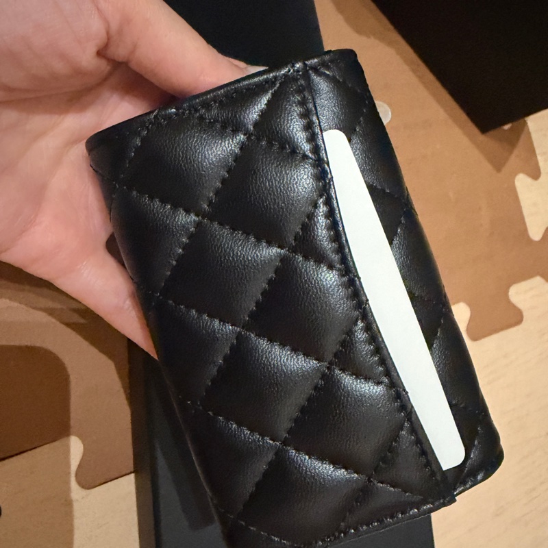 CHANEL - 經典口蓋卡片夾 小羊皮與金色金屬黑 全新-6