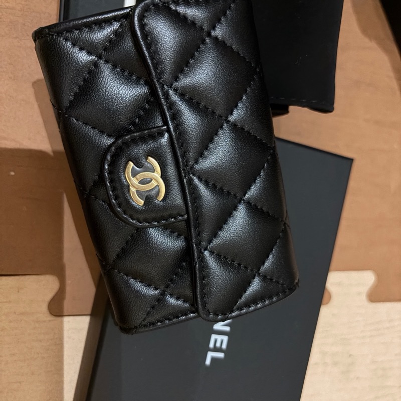 CHANEL - 經典口蓋卡片夾 小羊皮與金色金屬黑 全新-10