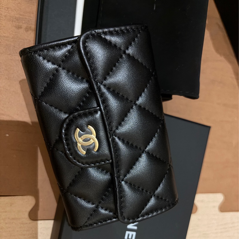 CHANEL - 經典口蓋卡片夾 小羊皮與金色金屬黑 全新-12
