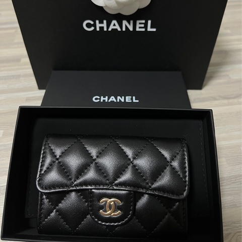 CHANEL - 經典口蓋卡片夾 小羊皮與金色金屬黑 全新