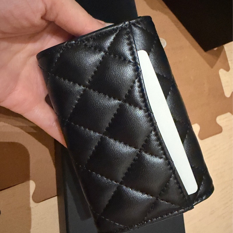CHANEL - 經典口蓋卡片夾 小羊皮與金色金屬黑 全新-1