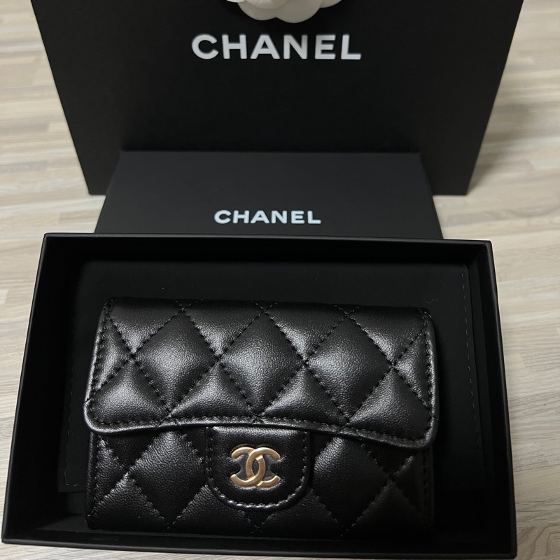 CHANEL - 經典口蓋卡片夾 小羊皮與金色金屬黑 全新-6