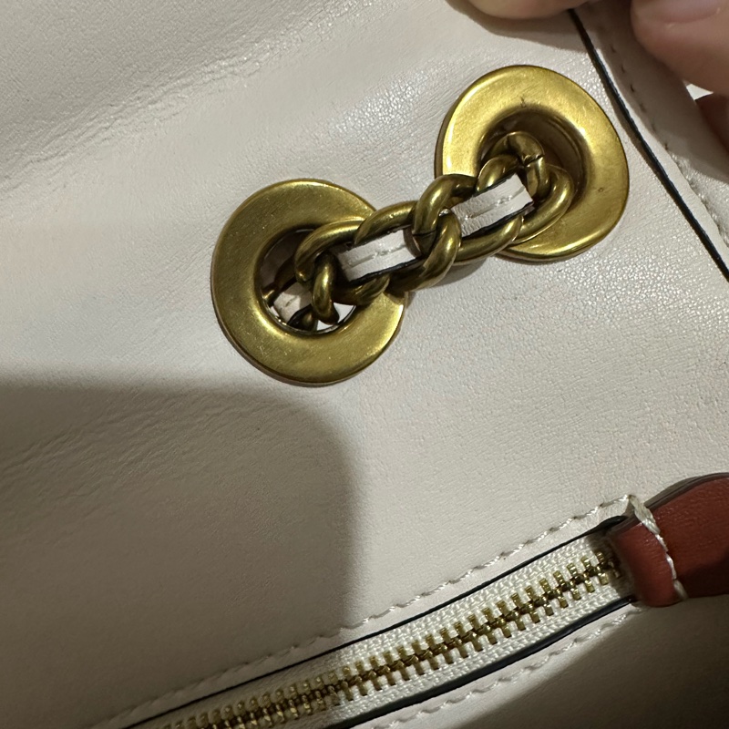 Coach pillow madison 近全新帶絎縫枕頭包-14