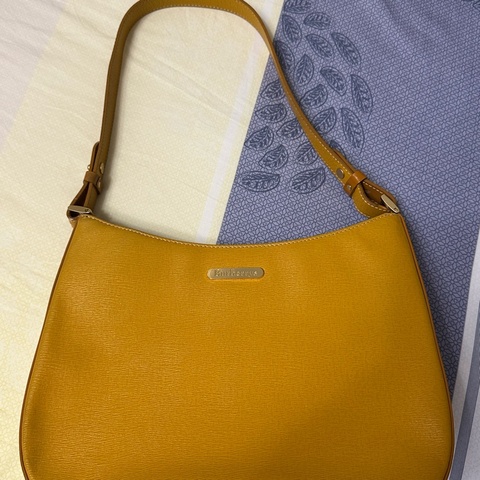 Burberry 防刮皮肩背包